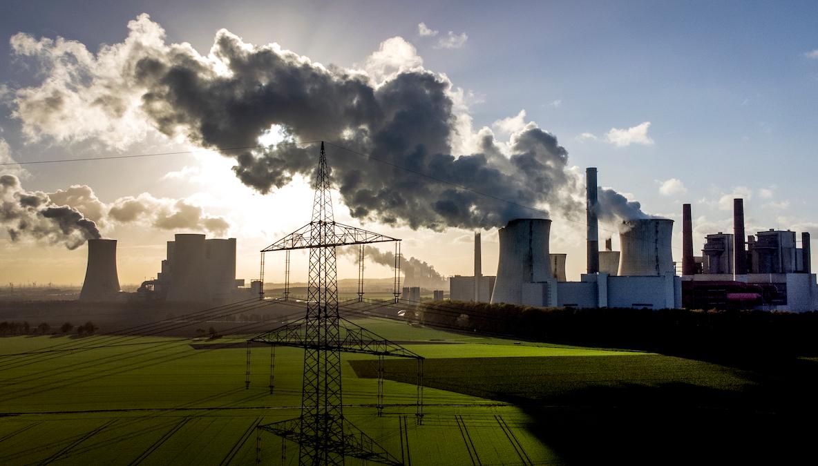 Kolkraftverk i Neurath nära Grevenbroich, Tyskland. En rapport från IEA visar att världens konsumtion av kol i år kommer hamna på den hittills högsta nivån