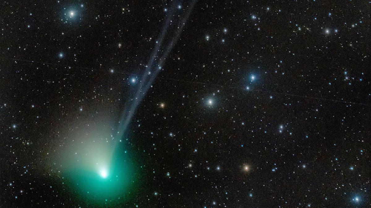 Den gröna kometen har tre blå jonsvansar som troligen är resultatet av en variabel solvind på joner som skjuts ut av den iskalla kometkärnan
