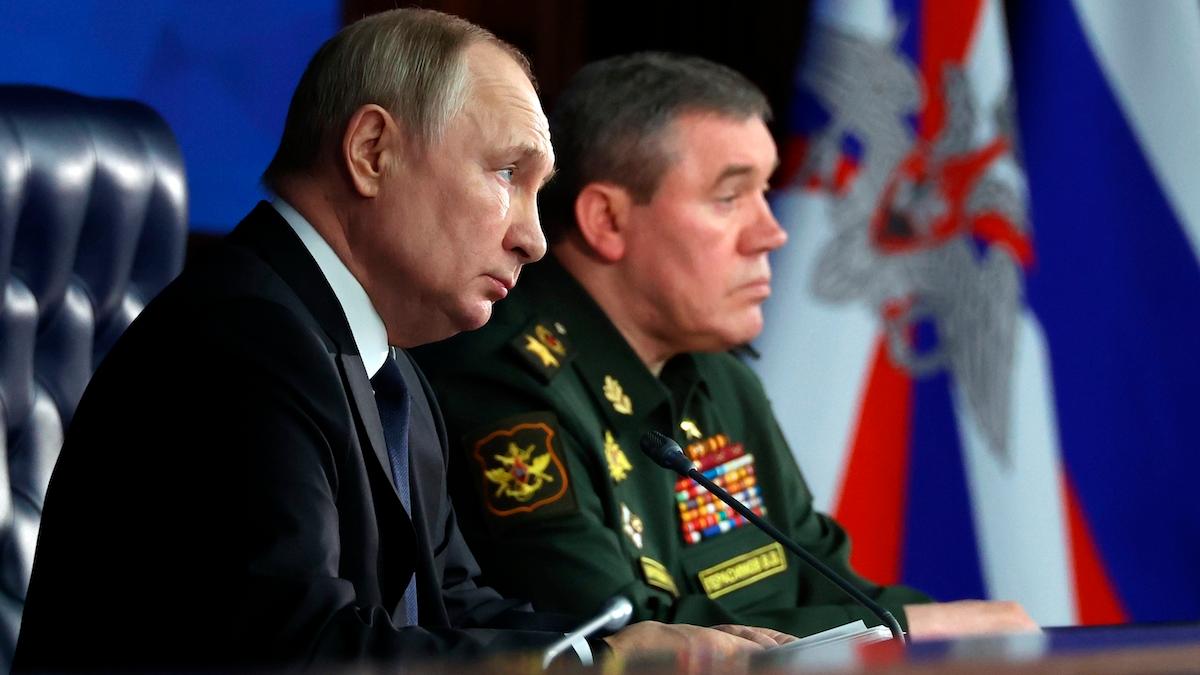 Rysslands president Vladimir Putin, till vänster, har tillsatt general Valery Gerasimov, till höger, som befälhavare över kriget i Ukraina