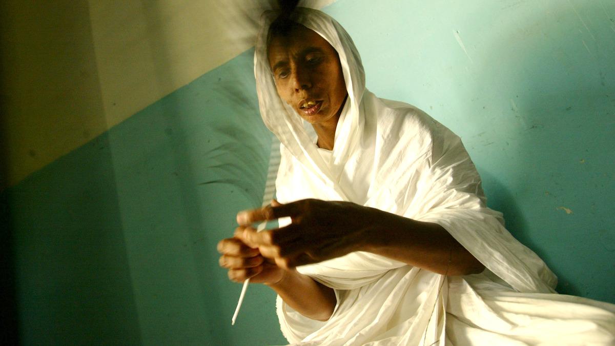 En Jainnunna klär sig i enkel vit dräkt, även den åttaåriga diamantarvtagerskan Devanshi Sanghvi fick byta till en sådan när hon avsade sig alla materiella ägodelar och blev nunna