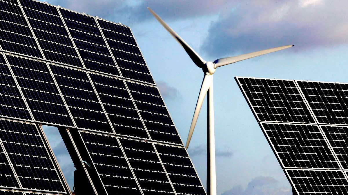 Den norska oljefonden Statens pensjonsfond utland köper en portfölj med sol- och vindkraft