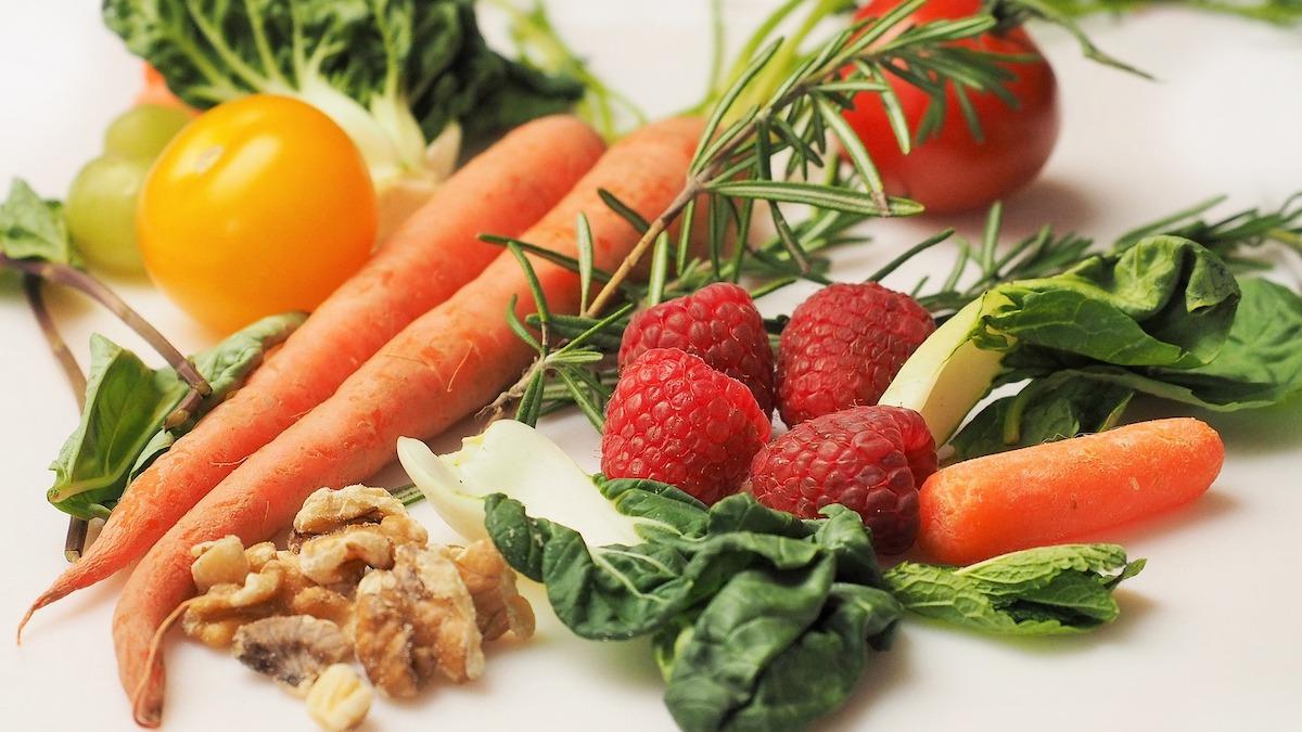 En ny studie visar att hälsosam kost med mer frukt, grönsaker, nötter, fullkorn och baljväxter samt mindre rött, bearbetat kött och tillsatt socker, kan förlänga livet