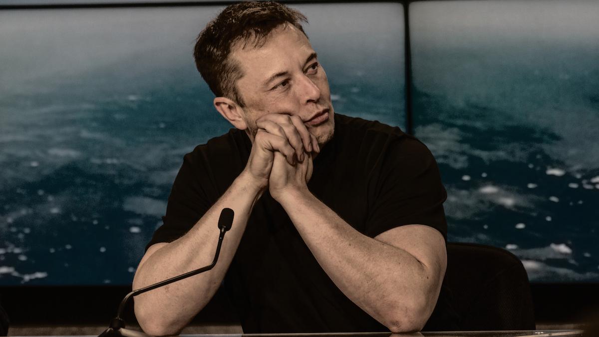 Elon Musk undrar varför hans tweets får så få visningar.