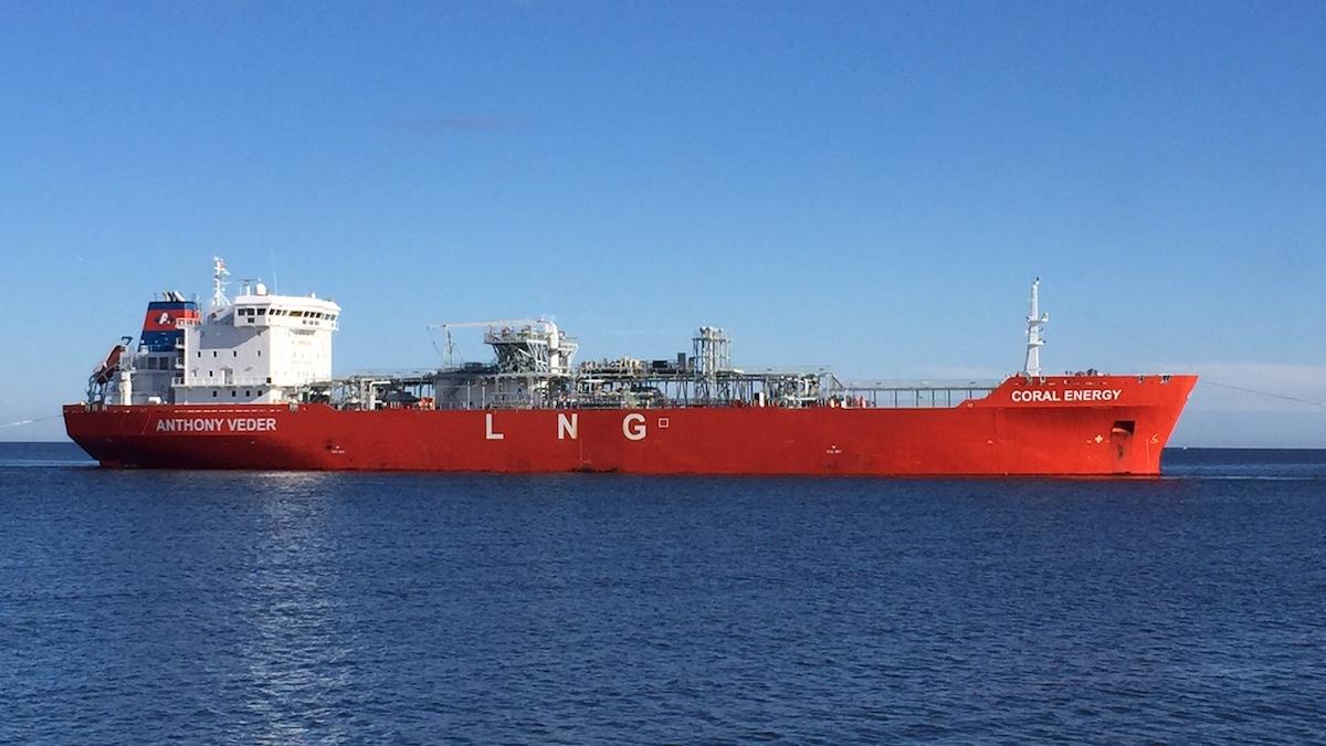 I morgon anländer rysk LNG till Nynäshamn med fartyget Coral Energy. Trots ett riksdagsbeslut om att Sverige ska avsluta all import av rysk energi importeras fortfarande rysk LNG.