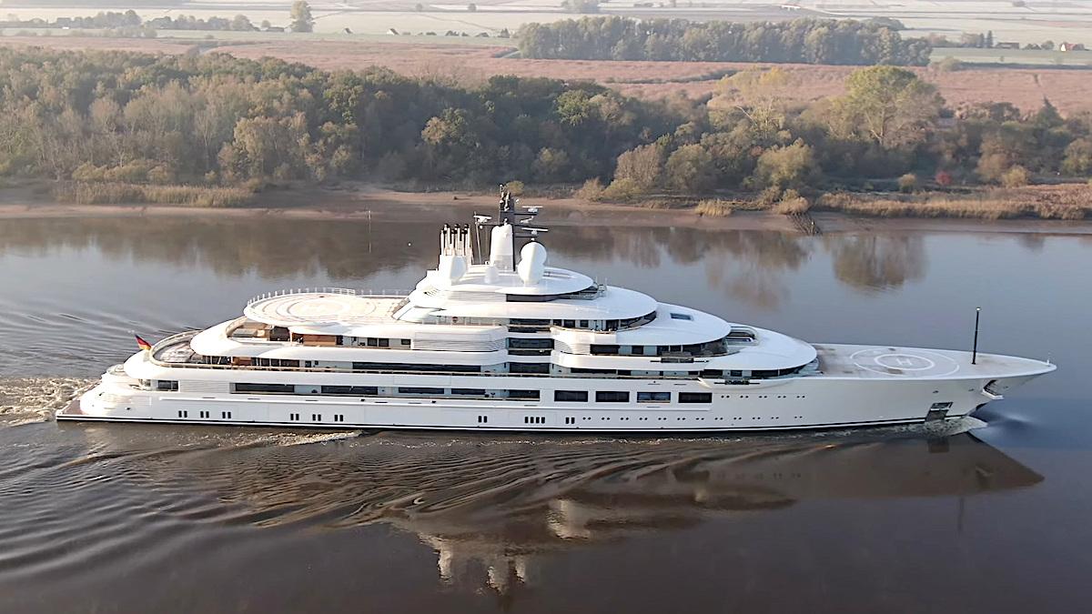 Italienska myndigheter försöker bekräfta att Vladimir Putin äger superyachten Scheherazade som ligger förtöjd i en italiensk marina.