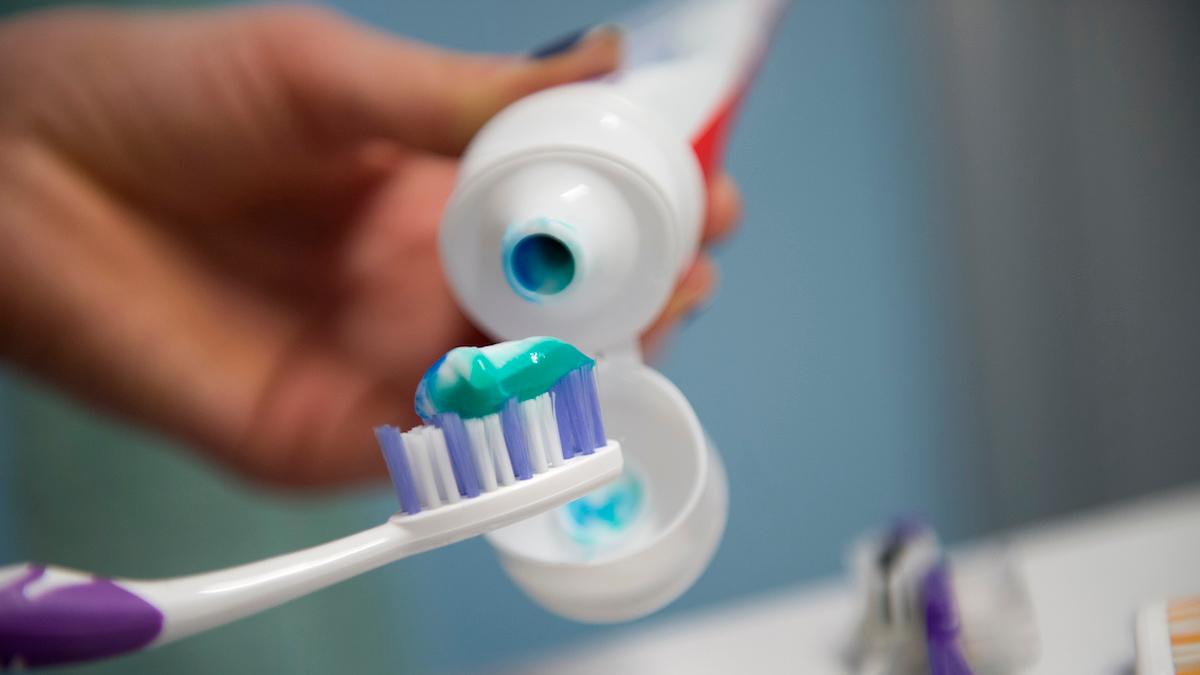 Kosmetikaindustrin har reagerat kraftigt på ett utkast till ny kosmetikaförordning i EU som bland annat föreslår att fluor ska förbjudas i tandkräm