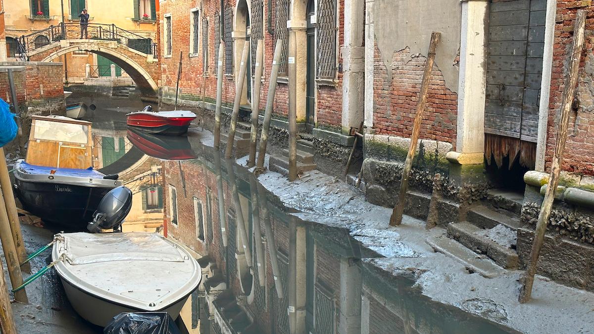Vinterns torka har gett för lite snö i Alperna och vattenbrist i Venedig där gondolerna nu inte kan åka på kanalerna