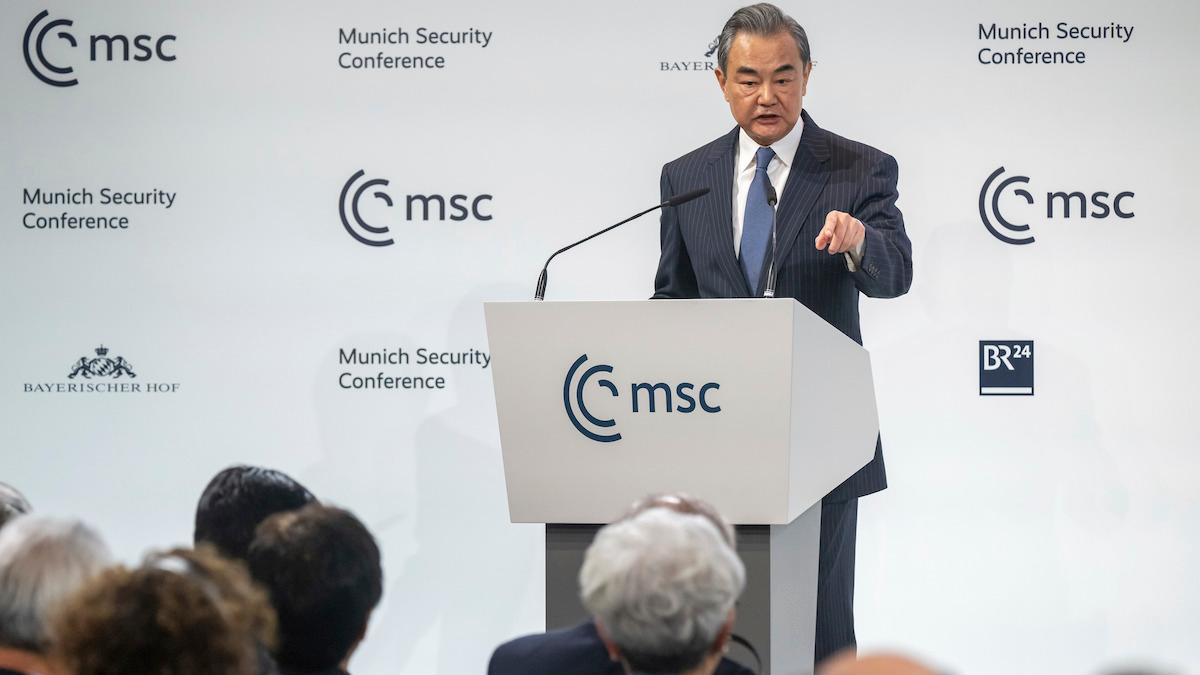 Kinas toppdiplomat Wang Yi talar vid säkerhetskoneferensen i München på lördagen