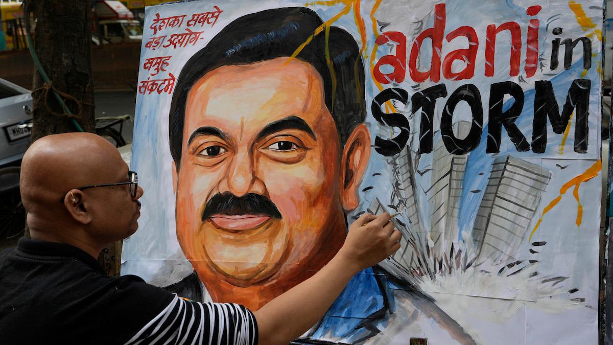 Konstnären Sagar Kambli målar av den indiska affärsmannen Gautam Adani, som menar att volatiliteten i Adani Groups aktier är tillfällig