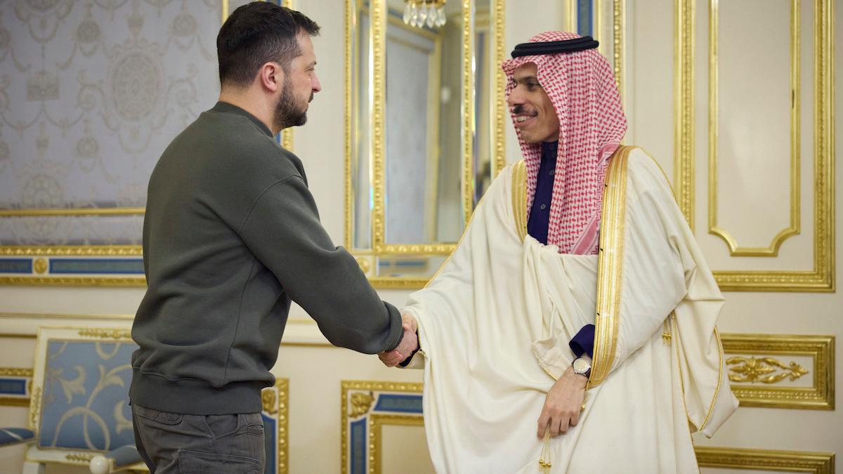 Saudiarabiens utrikesminister Prins Faisal bin Farhan och Ukrainas president Volodymyr Zelenskyj träffas i Kiev