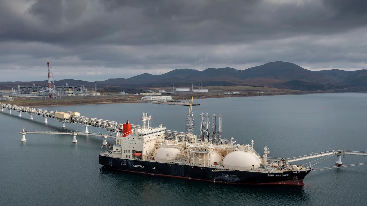 Ett tankfartyg lastar LNG i Ryssland. Ryssland överlever sanktionerna mot dess energiexport och ökade förra året. sina exportinkomster på båda olja och naturgas