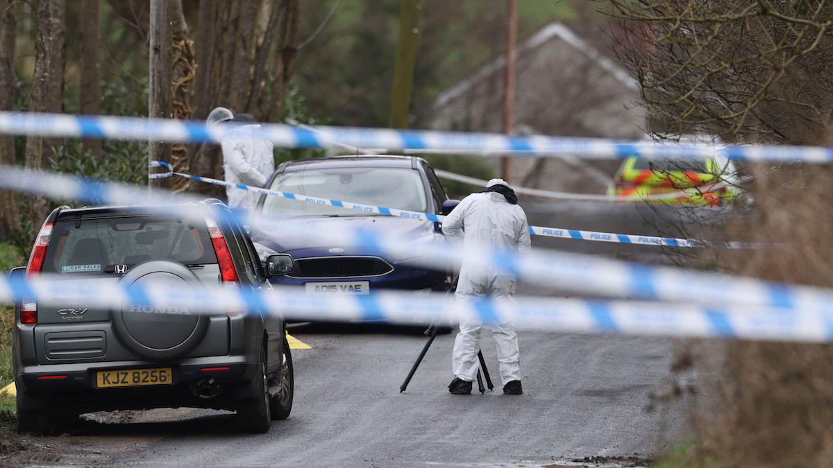 Polisen söker tekniska bevis efter mordförsöket på en kriminalpolis i staden Omagh på Nordirland