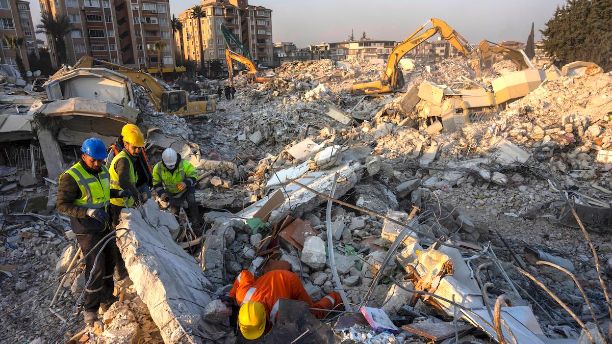 Ett räddningsteam letar efter överlevande under kollapsade byggnader i Antakya, Turkiet, efter de två kraftiga jordbävningarna den 6 januari