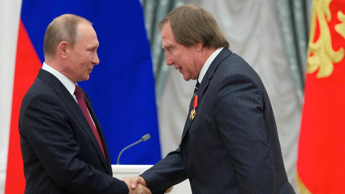 Bankirer åtalas – hjälpte Putin gömma tillgångar