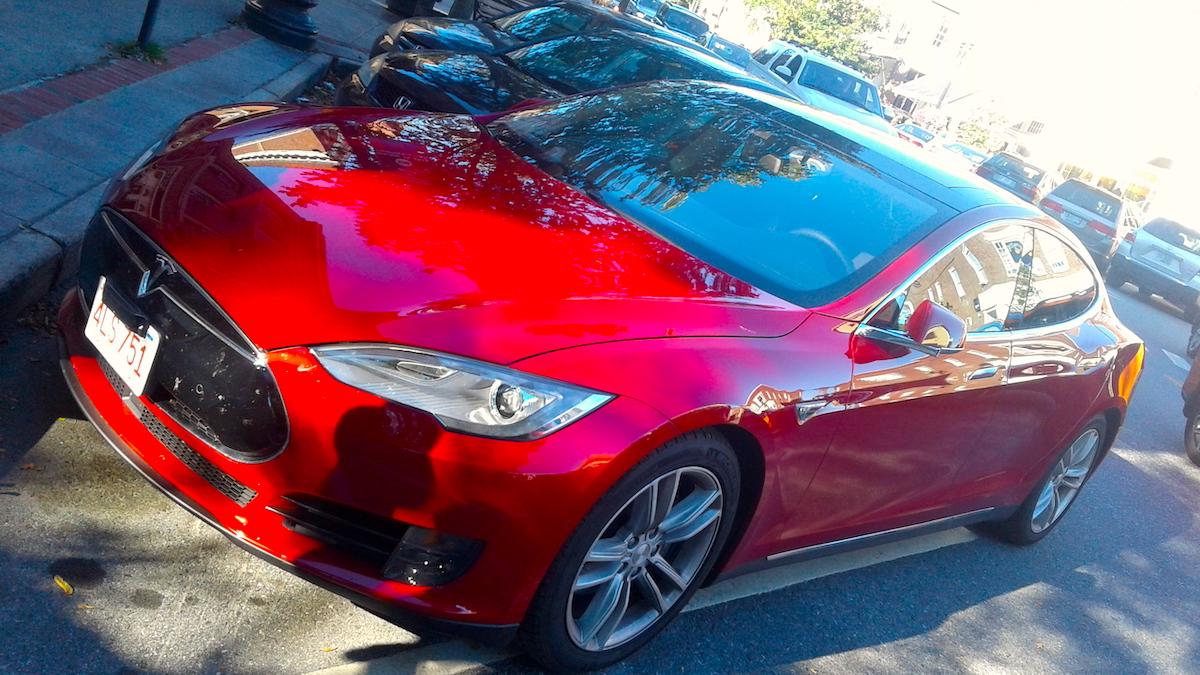 Tesla Model S, en av de bilar som Tesla nu sänker priset på i USA