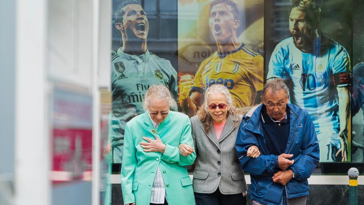 Åldrandet är en livslång process. Socialt engagemang och 10 000 steg om dagen är ett par av de saker som minskar risken för demens