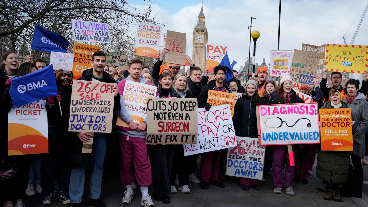 Unga brittiska läkare strejkar för högre lön och bättre arbetsförhållanden, många funderar på att lämna yrket för finansbranschen
