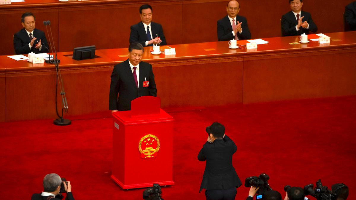 Kinas president röstar på sig själv vid Kinas nationella folkkongress, där han nu enhälligt utnämnts till president för en tredje period