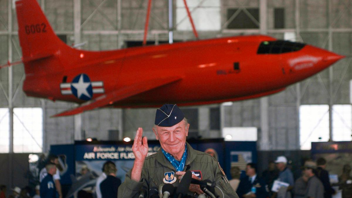 Piloten Chuck Yeager 1997, framför X-1-planet han var först att bryta ljudbarriären med 1947. Nu ska det nya X-planet, X-59, bryta ljudbarriären och skapa en tyst överljudsboom