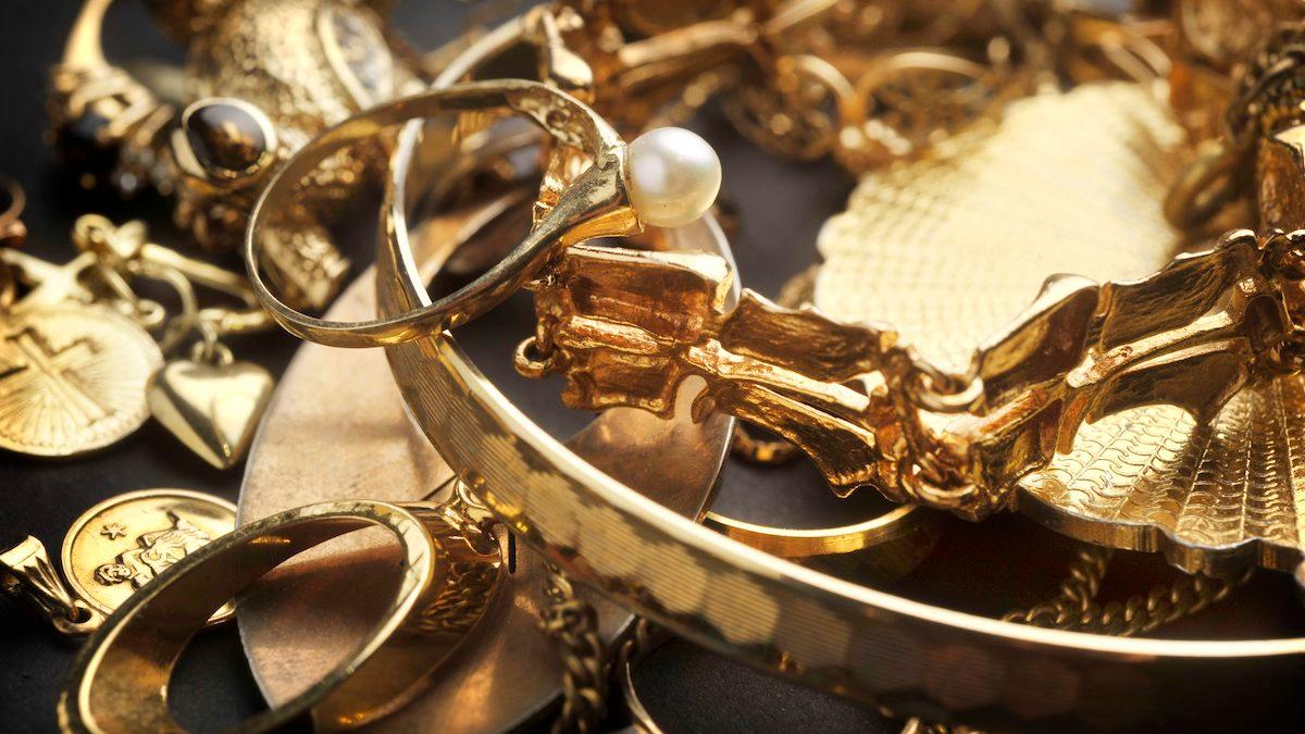 Fler och fler säljer trasiga och avlagda guldsmycken nu när guldpriset stiger