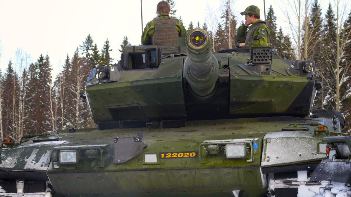 En Leopard 2-stridsvagn i Boden i februari. Enligt Tysklands försvarsministerium har de första tyska Lepoard 2-stridsvagnarna nu skickats till Ukraina