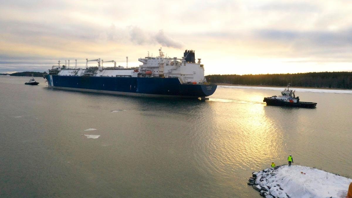 En last med LNG anländer till Helsingfors. Intresset för flytande naturgas ökar både i Europa och i Asien