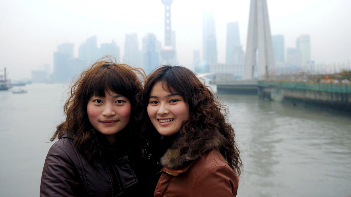 Två kvinnor i Shanghai, nu föreslår medlemmar i Kinas högsta politiska rådgivande organ lika rättigheter för ogifta kvinnor