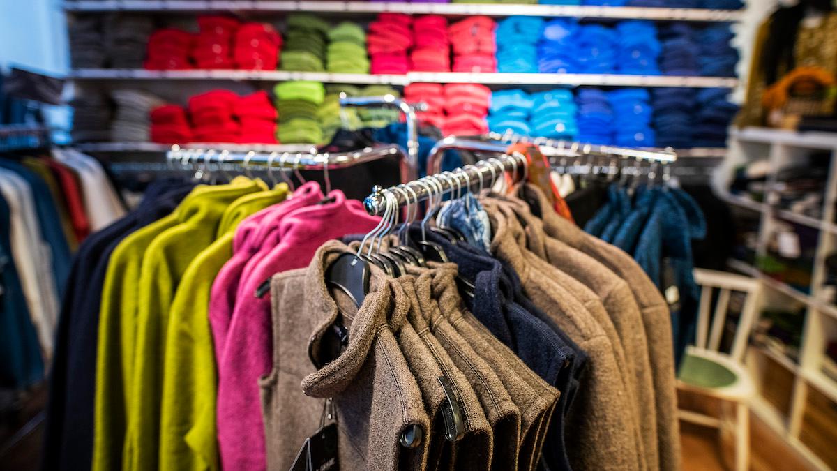 En ny rapport baserad på data från branschorganisationen Svensk Handels hyresdatabas visar att två tredjedelar av kläd- och skohandeln riskerar att slås ut