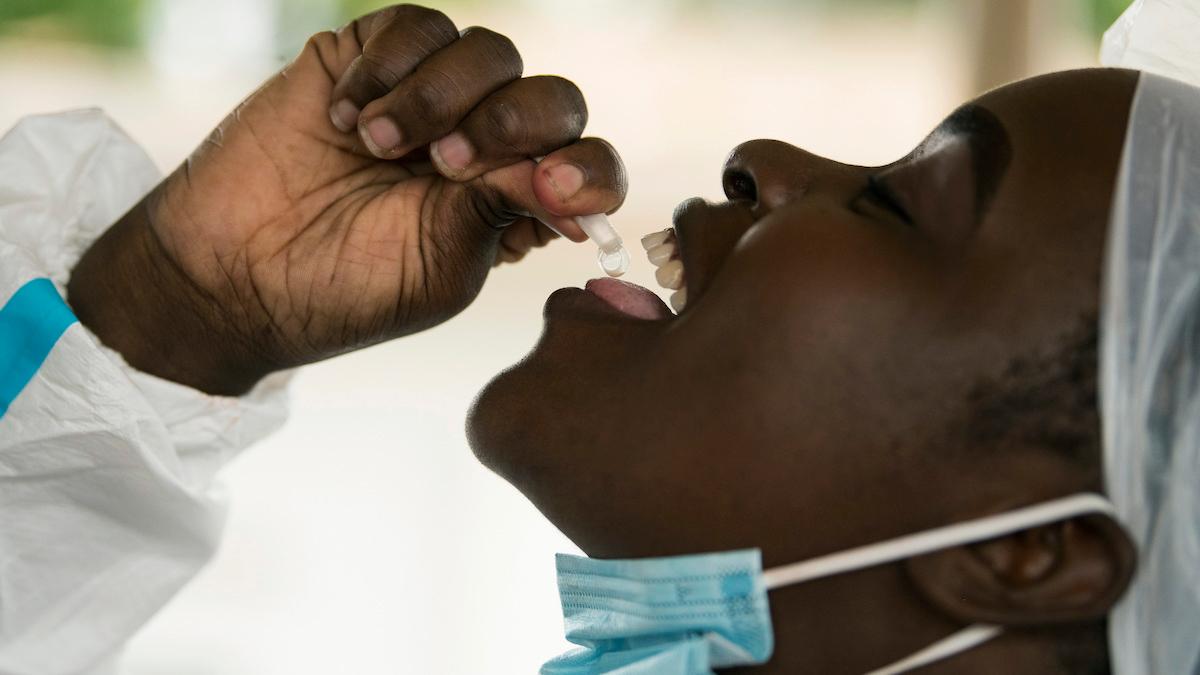 En hälsoarbetare i Malawi tar koleravaccin, enligt landets hälsominister har landet drabbats av det värsta utbrottet av kolera på 20 år och hittills har 750 människor dött