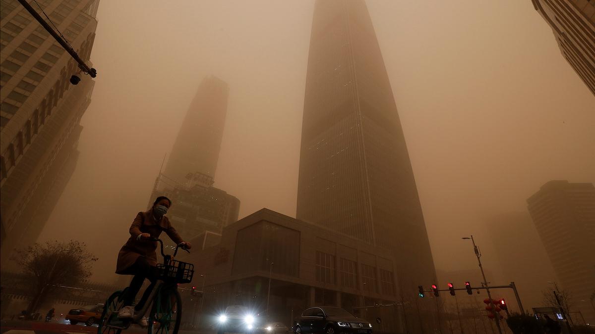 Luftföroreningarna har nått hälsovådliga nivåer i Peking och norra Kina på grund av en kraftig sandstorm