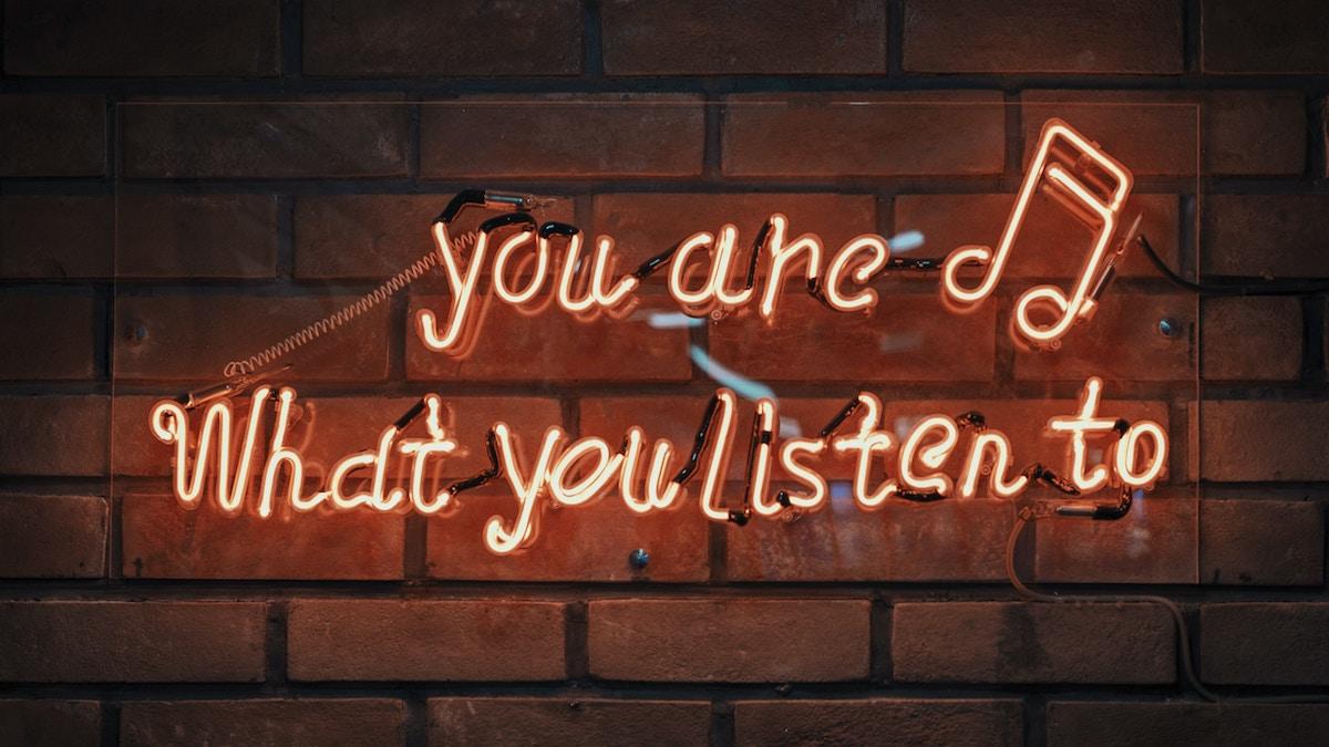 Aktiemarknaden är vad den lyssnar på