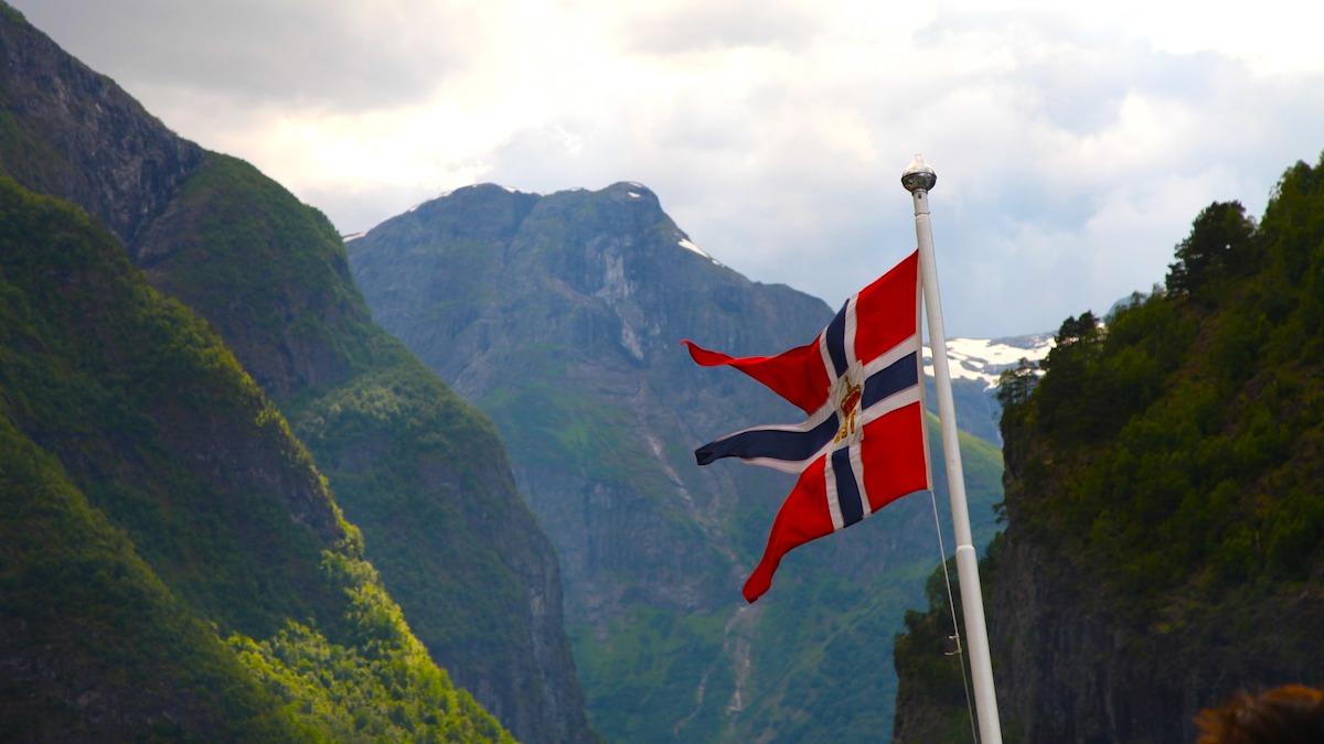 För första gången på sju månader krympte Norges ekonomi i februari