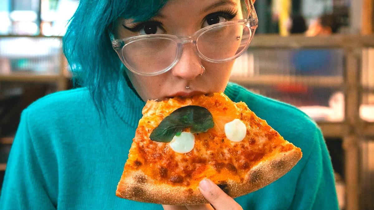 Den italienska historieprofessorn som hävdar att pizzan förbättrades i USA, har upprört Italien efter en intervju i Financial Times