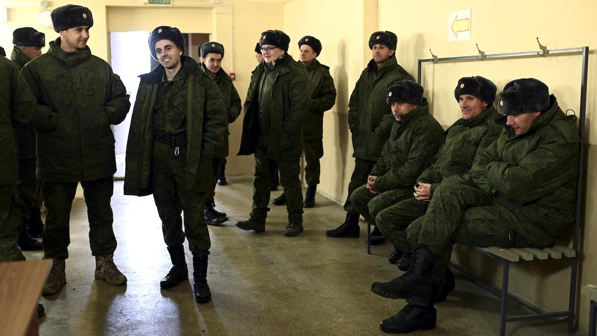 Ryska rekryter vid ett regionalt militärt rekryteringscenter i Ryssland, nu har landets försvarsministerium lanserat en kampanj för att locka fler män till kriget i Ukraina