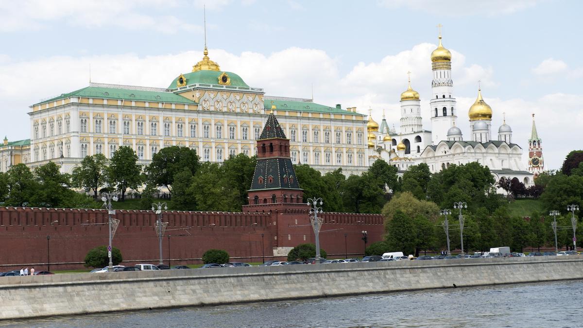 Kreml, nu publicerar SVT ett unikt vittnesmål inifrån den slutna världen där, från en officer inom Vladimir Putins säkerhetsstyrka som hoppade av till väst 2022