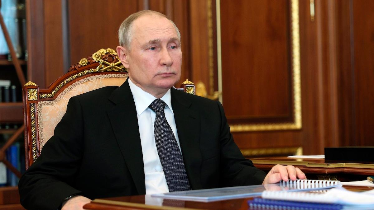 Vladimir Putin har signerat ett dekret som ger Ryssland tillfällig kontroll över två utländska energibolags ryska tillgångar