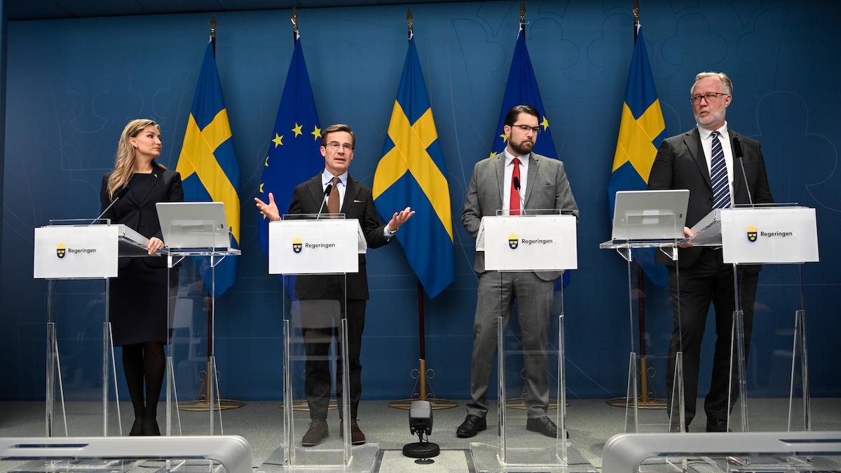 Regeringen och SD vill förbjuda partipolitiska lotterier. Från vänster till höger: Energi- och näringsminister Ebba Busch (KD), Statsminister Ulf Kristersson (M), Sverigedemokraternas partiledare Jimmie Åkesson (SD) och arbetsmarknads- och integrationsminister Johan Pehrson (L)