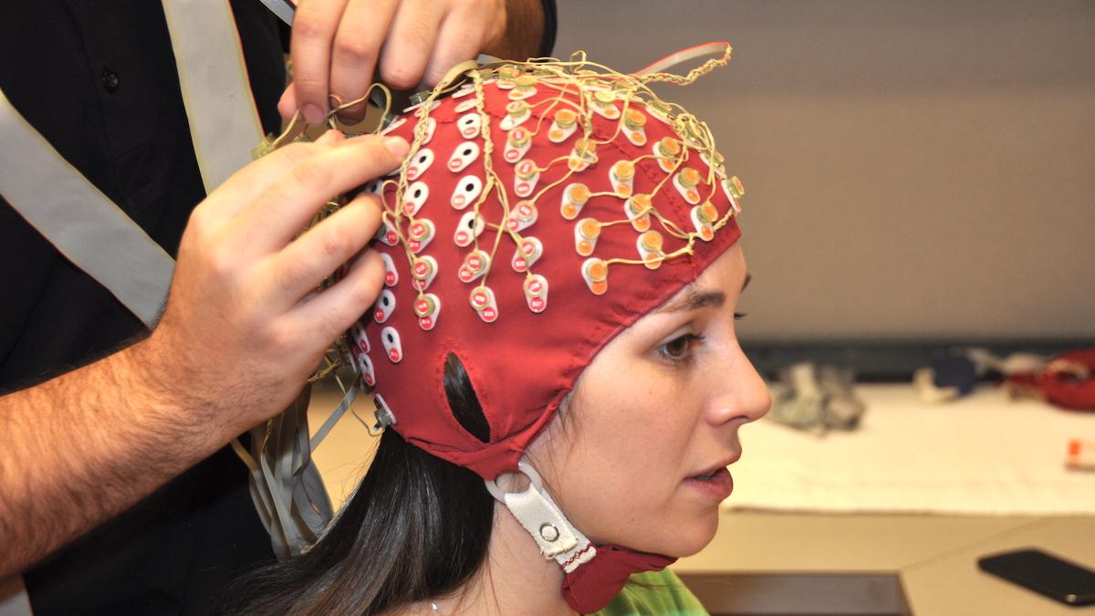 Med elektroder på försökspersoners huvuden (dock ej personen på bilden) har forskare mätt hjärnvågor och jämfört dem med hur AI-system tolkar signaler. 