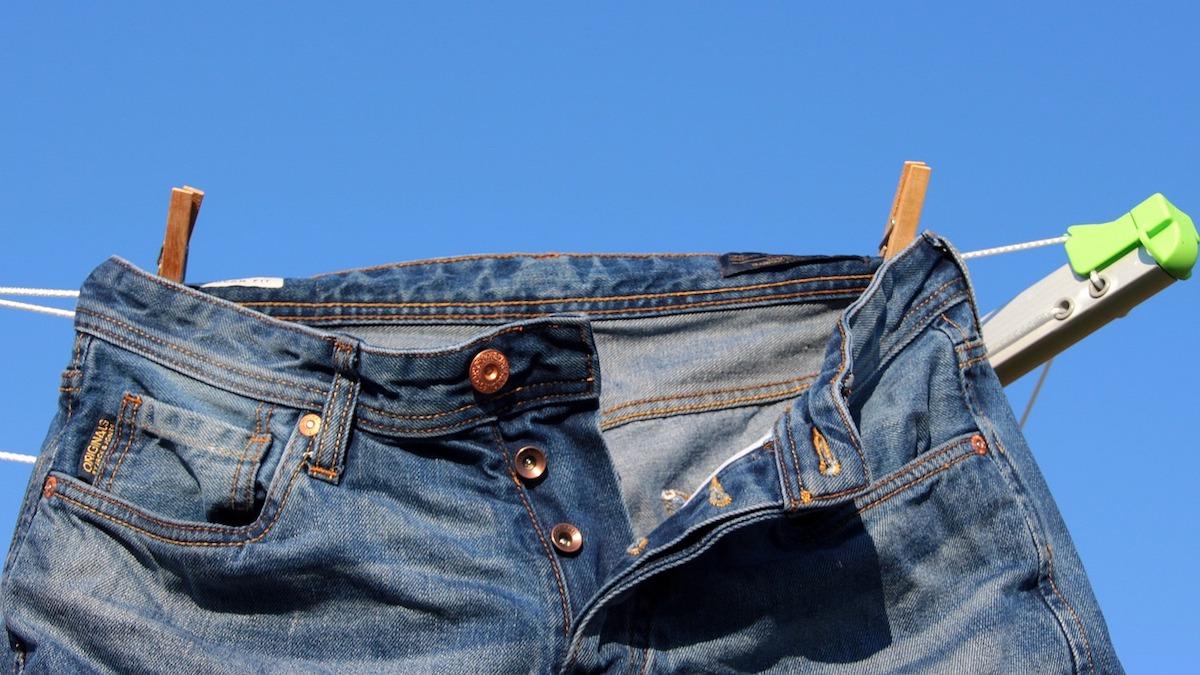 I stället för att tvätta sina jeans i tvättmaskinen lär sig nu en del andra metoder för att ta hand om sina plagg, som att exponera dem för ultraviolett strålning