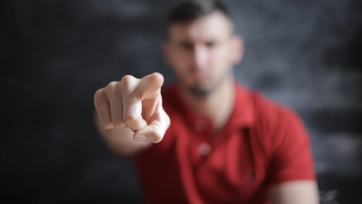 Utåt tackade han SVT för granskningen, men inom sin juristbyrå hotade han att han skulle göra journalisten och hans familj "fullständigt fattiga"