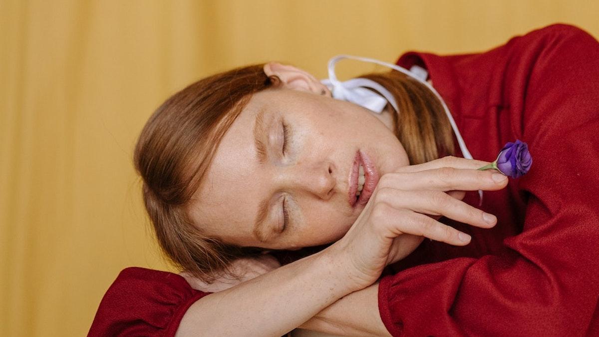 Att andas med öppen mun när du sover kan leda till sömnbesvär som sömnapné och det i kan i sin tur leda till skador på hjärnans vita substans