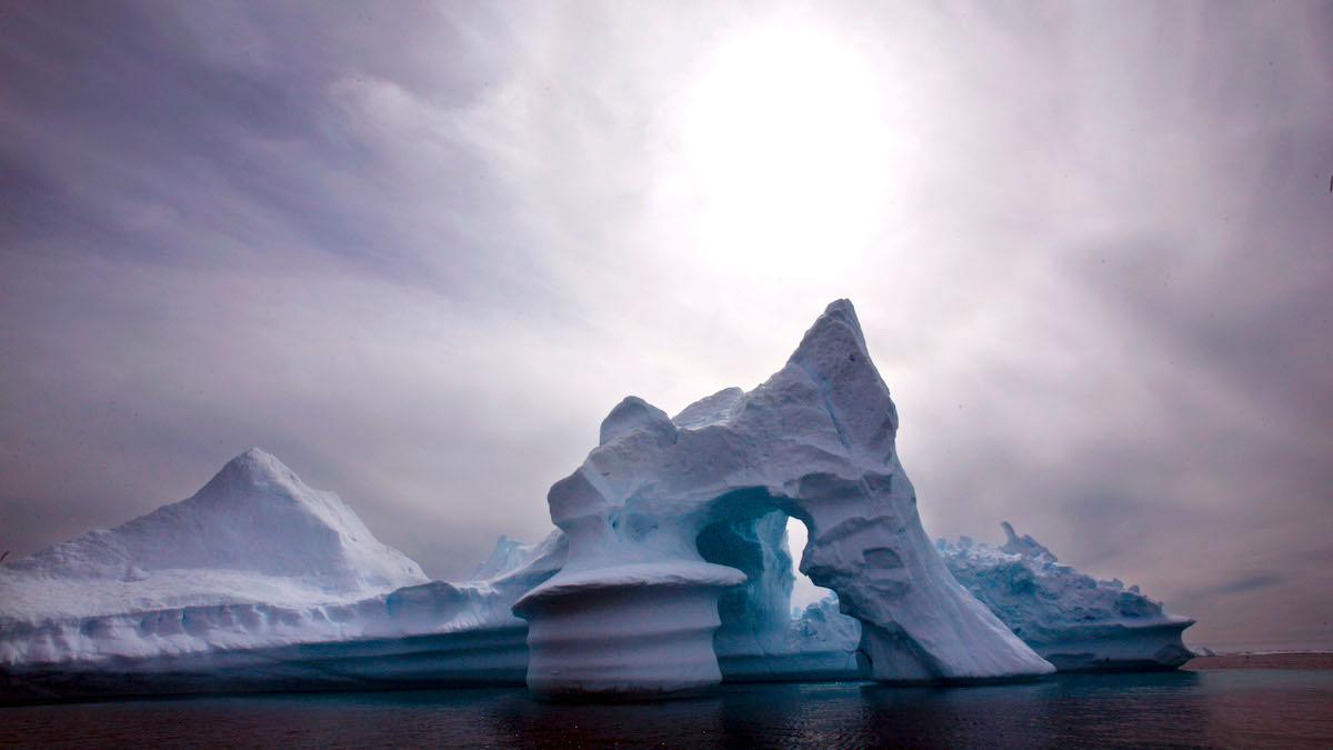 Länderna runt Arktis vill ha del av de naturresurser som fins där och den nuvarande geopolitiska situationen väcker oro