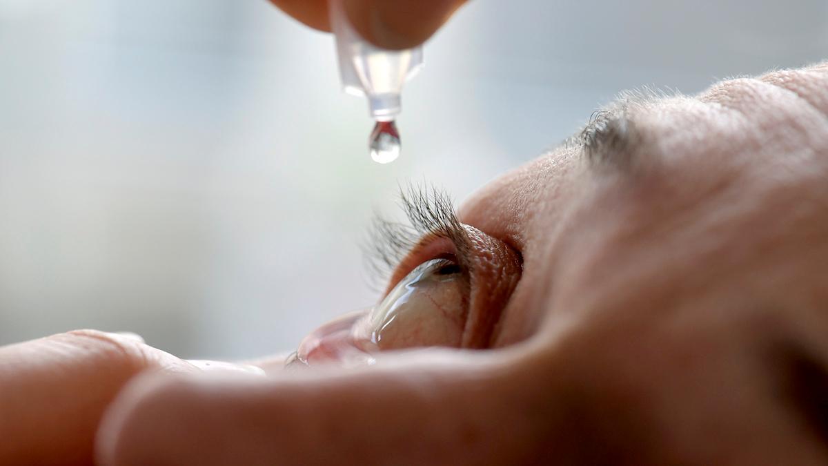 Bakteriekontaminerade ögondroppar har hittills orsakat fyra dödsfall i USA och 14 personer har blivit blinda. Ögondropparna återkallades i februari