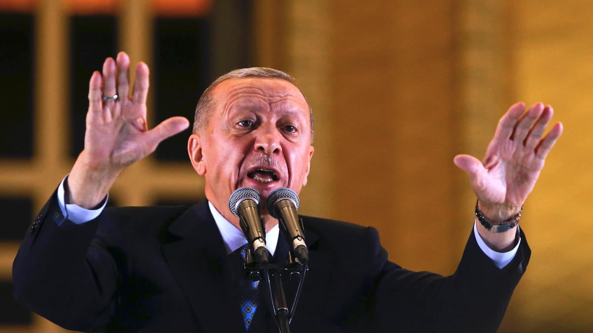 Efter att Turkiets sittande president, Recep Tayyip Erdogan, vann valet i går, söndag, sjönk den turkiska liran