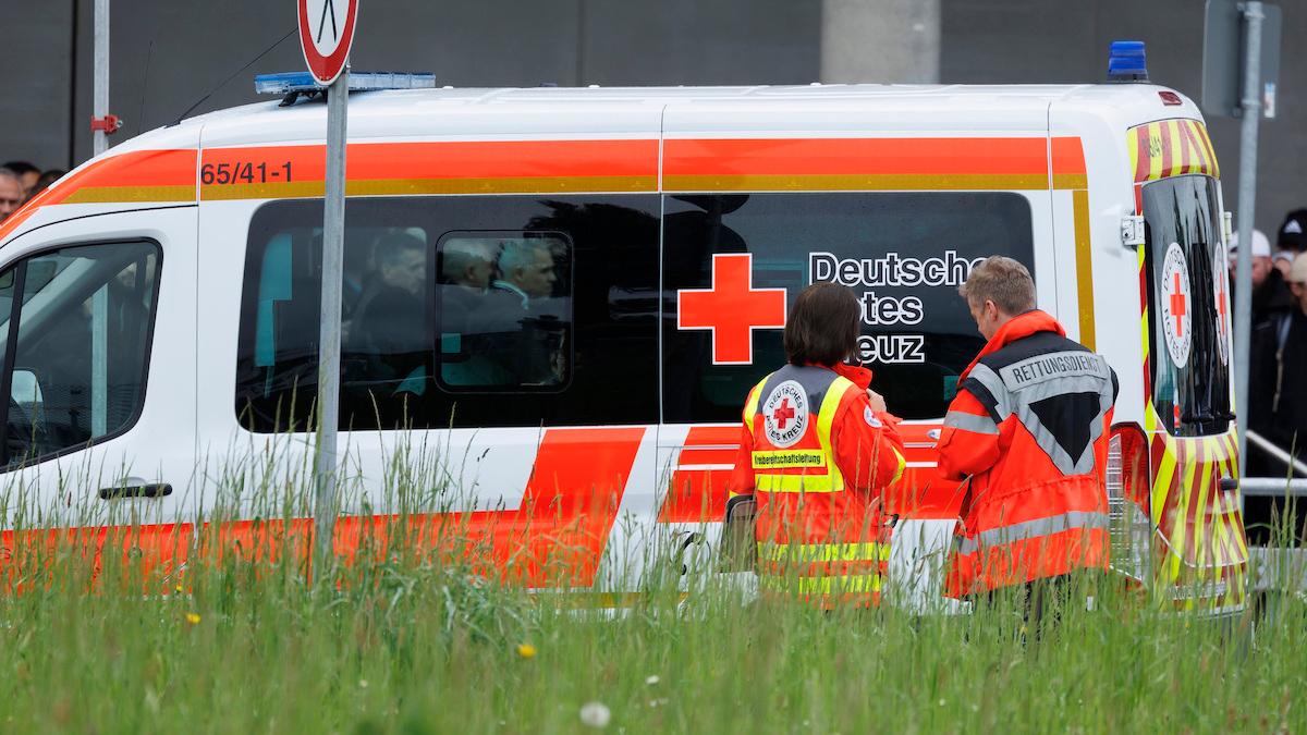 En ambulans står parkerad vid Mercedes-Benz fabrik i Sindelfingen, Tyskland, där två personer avled efter en skottlossning