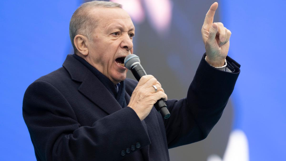Om Recep Tayyip Erdogan vinner det turkiska valet på söndag tror experter att liran kan kollapsa