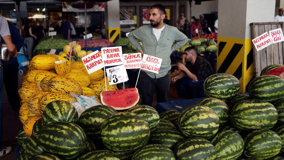 Matmarknad i Ankara, Turkiet, i april hamnade Turkiets inflation för första gången på länge under 50 procent, nedgången berodde till stor del på kostnaderna för mat och alkoholfria drycker