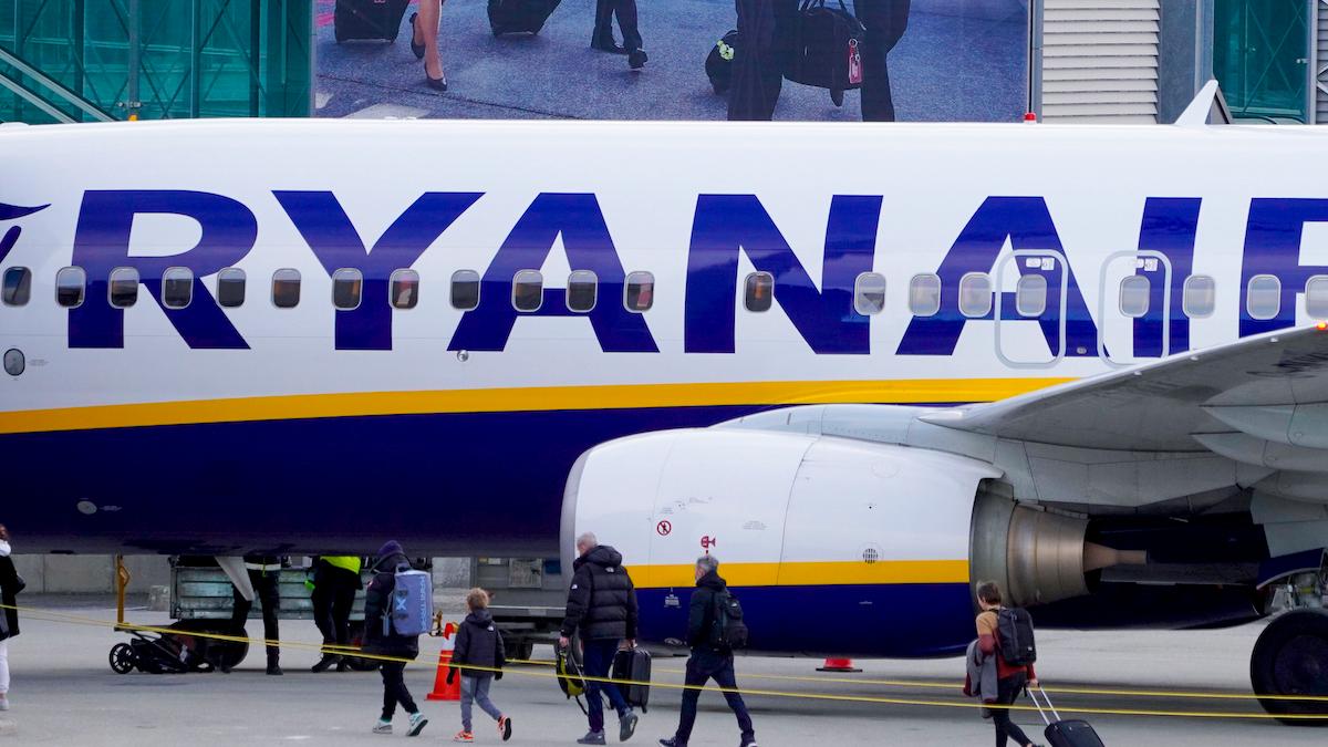 Ryanair ställer in Paris-flyg – strejkkaos på flygplats