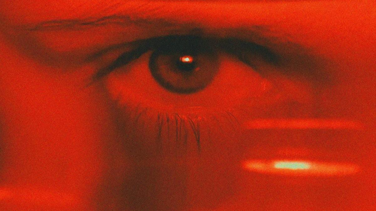 Vissa hävdar att bestrålning med rött ljus är bra för sömnen, men experter håller inte med.