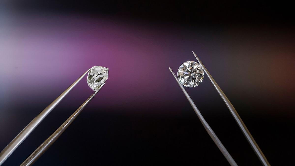 Priset på diamanter har sjunkit dramatiskt och en av orsakerna tros vara syntetiska, labbodlade diamanter